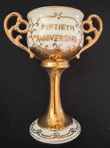 Cáliz/taza con tallo vintage~50 aniversario con 2 asas~borde dorado y flores - Imagen 1 de 6