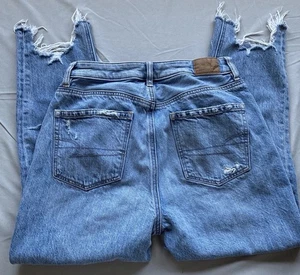 American Eagle Highest Rise Mom Jeans Light Wash Distressed Denim Gr. 2 X-Short - Bild 1 von 7