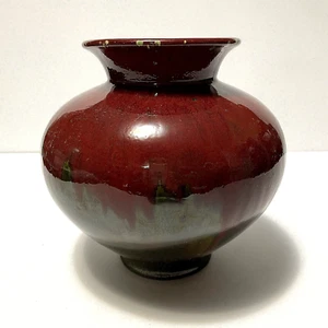 Jarrón grande de cerámica Flambe en Borgoña con reflejos de pincel verde y dorado - Imagen 1 de 9