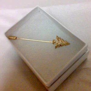VINTAGE STICK PIN - Gold Tone Christmas Tree - Picture 1 of 6