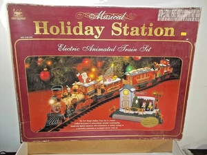 Neu Bright Musical Holiday Station Animated Train Set 385 getestet funktioniert - Bild 1 von 3
