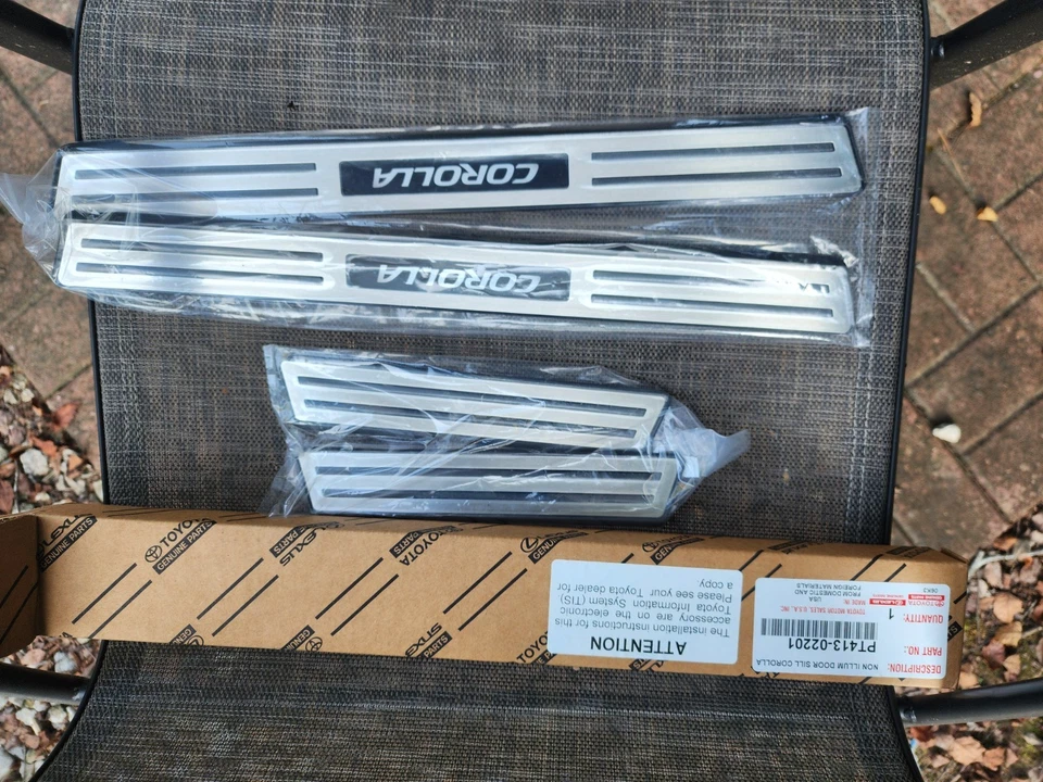 Conjunto de 4 protetores de soleira de porta OEM Toyota Corolla Sedan PT413-02201 - Imagem 1 de 3