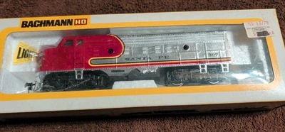 HO Scale Bachmann Santa Fe EMD F9 Diesel Locomotive #307  - Image 1 of 4