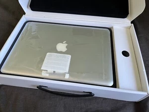 In der Originalverpackung: Gepflegtes Apple MacBook Pro 13" aus 2012 - Bild 1 von 20