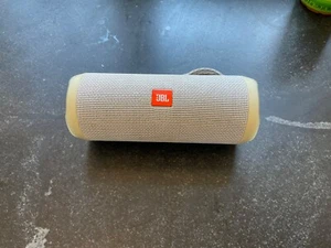 JBL Flip 4 Bluetooth Portable Speaker - white (JBLFLIP4BLK) Works Great! - Picture 1 of 3