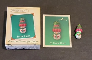Hallmark Andenken Miniatur Ornament #3 Snow Cozy 2004 Schneemann in orig Box - Bild 1 von 9