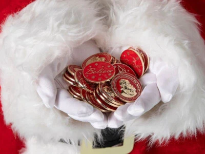 Moedas de metal Santa Believe com bolsa de cordão de veludo vermelho lembrancinhas de festa de Natal - Imagem 1 de 4