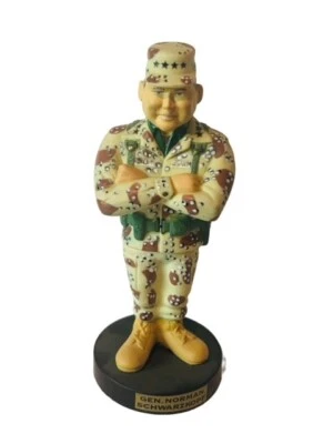 Figura de resina General Norman Schwarzkopf Iraq Bobblehead 1991 Desert Storm War Foto 1 de 4