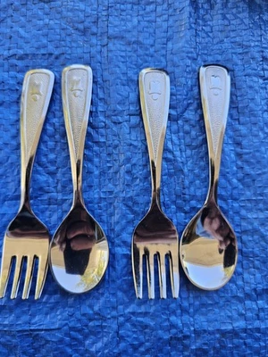 1980 Avon "The First Years" Deluxe Bebé Niño 2 cucharas y 2 tenedores de acero inoxidable Foto 1 de 4