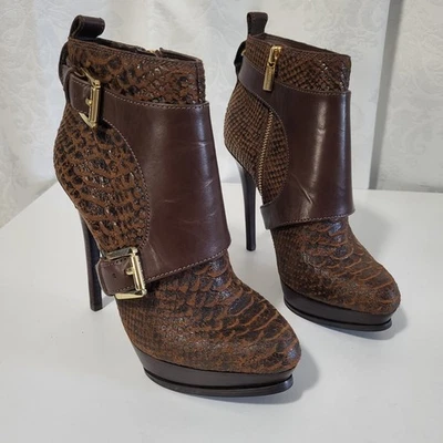 Bota feminina Michael Kors-MK cravejada cobra em relevo salto plataforma tamanho 7M marrom  - Imagem 1 de 4