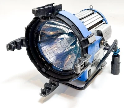 ARRI ARRISUN 12Plus 1200W HMI 照明灯具套装:镇流器、镜头、划痕 + — 第 1/4 张图片