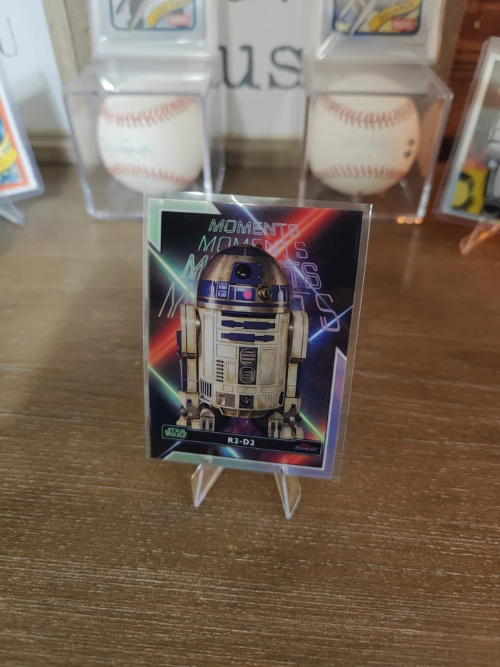 Topps 2024 cromo Star Wars R2-D2 Fm-15 refractor verde Foto 1 de 4