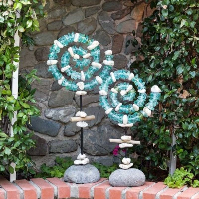 Soporte de jardín espiral de vidrio reciclado con base de madera a la deriva y piedra de río Foto 1 de 4