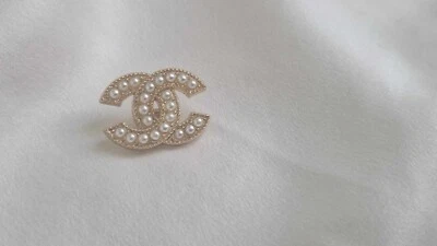 ONE GOLD CHANEL BUTTON WITH PEARLS 22mm x 14mm - Image 1 of 4