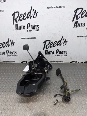 Conjunto de embrague y pedal de freno 1986-1993 Mazda Truck B2000 B2200 B2600 OE 117 Foto 1 de 4