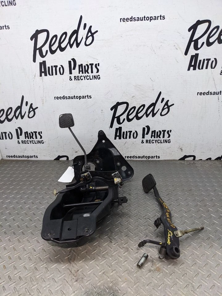 1986-1993 Mazda Truck B2000 B2200 B2600 Clutch & Brake Pedal Assembly OE 117 - Image 1 of 4