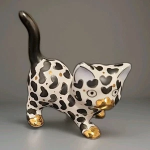 Estatuilla Húngara Kocsis 1.25" Porcelana Gatito Corazones Negros Acentos Dorados - Imagen 1 de 6