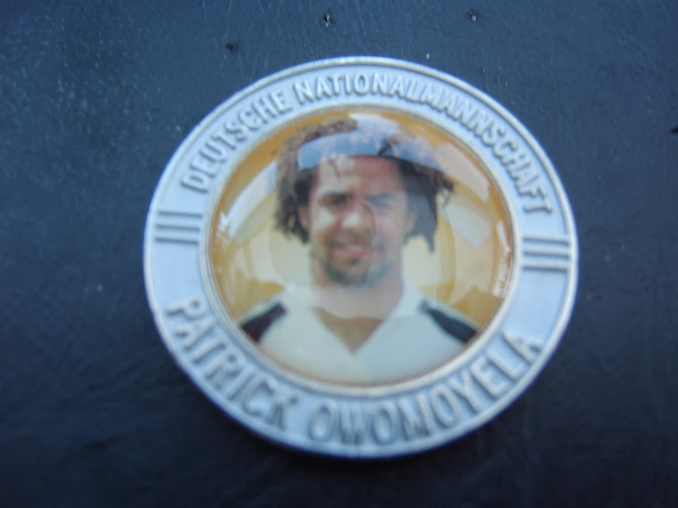 Pin Chip Münze PATRICK OWOMOYELA silberfarben Bremen Dortmund Bielefeld Paderbor - Bild 1 von 1
