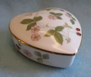 Vintage Wedgwood Porcelain Heart Shaped Trinket Box "Wild Strawberry" - Picture 1 of 7