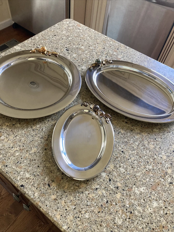 Bandeja redonda Oneida 18/8 acero inoxidable 13" tono dorado hojas y bayas  Foto 1 de 4