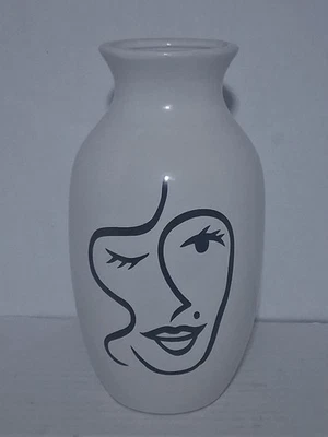 Ваза абстрактная Wink Face 8 дюймов белая керамика - Изображение 1 из 4