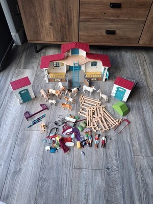 Schleich centro equitazione lago cavallo stalla fienile giocattolo playset, 9 cavalli, cavaliere - Immagine 1 di 4