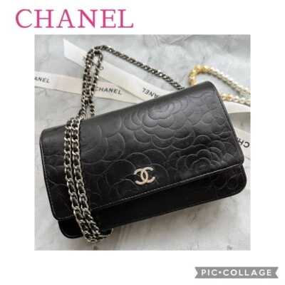 Carteira feminina CHANEL corrente ombro couro camélia preta - Imagem 1 de 4