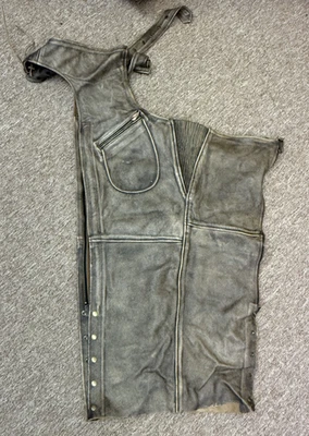 Chapas para piernas de cuero marrón Foto 1 de 2