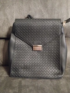 Nueva Con Etiquetas Mochila ALYSSA Cuero Sintético Negro Acentos Dorados.  - Imagen 1 de 6