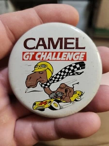Spilla vintage Camel GT Challenge Auto Racing Pulsante Pinback Sigaretta antica antica - Foto 1 di 2