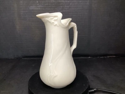 Jarra de cerámica blanca I Godinger & Co con mango crema  Foto 1 de 3