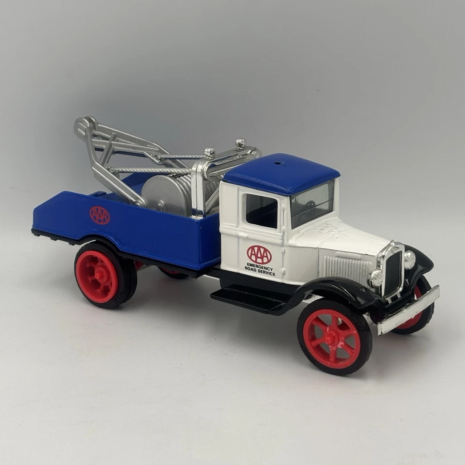 ERTL COLLECTIBLES 1931 HAWKEYE TOW TRUCK DIECAST METAL VEHICLE ~ 1/34 SCALE - Image 1 of 4
