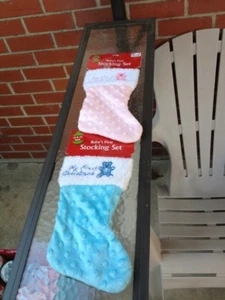 NUEVO CON ETIQUETAS 2 MEDIAS BEBÉ PRIMERA NAVIDAD ROSA Y AZUL - Imagen 1 de 2