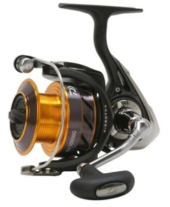 Carrete de arrastre delantero dorado negro Daiwa20 Ninja + carrete de repuesto TODOS LOS TAMAÑOS aparejo de pesca - Imagen 1 de 4
