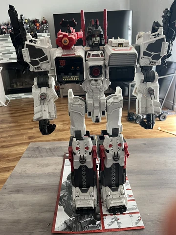 Hasbro Transformers Generations Titan Class Metroplex with Unique Toys Upgrade Cover