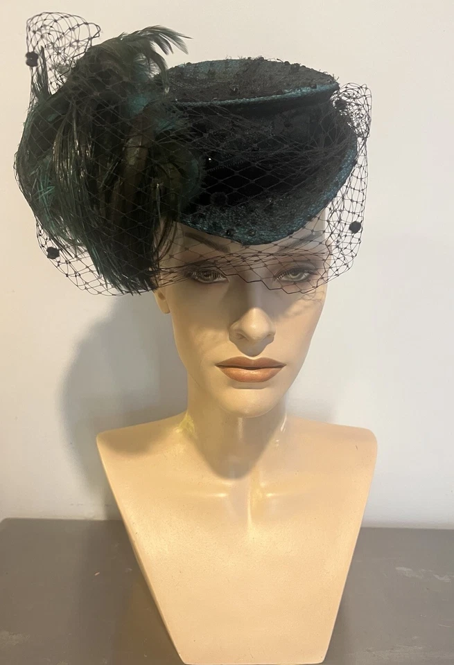 Velo sombrero inclinable pluma encaje negro verde azulado único en su clase ciclo vintage pintado a mano Foto 1 de 4