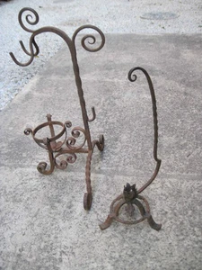 PRIMITIVO PAR DE CANDELABROS GIRATORIOS DE HIERRO FORJADO HECHOS A MANO - Imagen 1 de 10