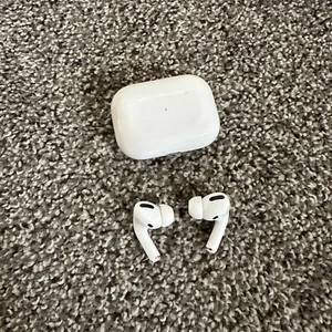 Apple AirPods Pro 1a Generazione Auricolari con Custodia di Ricarica *NON SI CARICA* - Foto 1 di 5