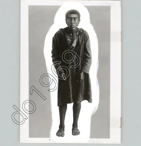 PONCHO DE CUERO de hombre nativo americano YANA retrato c. 1900 foto de prensa 1971 impresión - Imagen 1 de 2