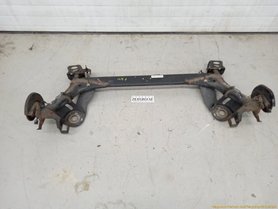 Volkswagen VW Beetle Rear Beam Axle Assembly Fits 2006 2007 2008 2009 2010 06 07 Foto 1 de 4