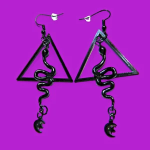 SCHWARZE SCHLANGE OHRRINGE Geometrisch Magie 3 Dunkelmond Schlange Stern Okkult Gothic I5 - Bild 1 von 4