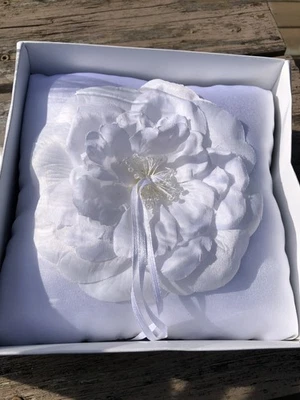 Белая подушка на носителя кольца Celebrate It Occasions 7,5 дюйма x 7,5 дюйма - Изображение 1 из 4