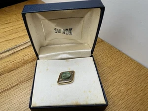 Spilla cravatta vintage Swank Jade tono oro quadrata nuova con scatola - Foto 1 di 1
