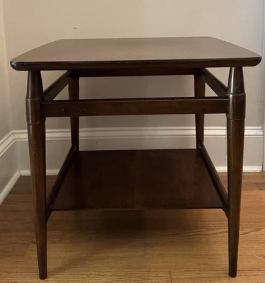 Mesa auxiliar Bassett Mid Century moderna de nogal formica de dos niveles años 60 Foto 1 de 4
