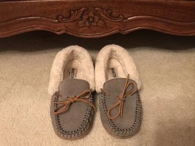 Zapatillas mocasín Minnetonka de gamuza gris forradas de piel sintética para mujer talla 5M Foto 1 de 4