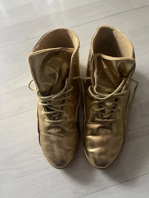 vintage la gear gold shoes size 8 1/2 used with original box - Image 1 of 4