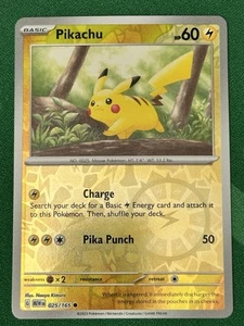 Pikachu Reverse Holo 025/165 Pokémon Scarlatto e Viola 151 *CONFEZIONE FRESCA* - Foto 1 di 2
