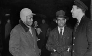 West Indian man named as Jonathan Cumberland pictured with his - 1955 Old Photo - Picture 1 of 1