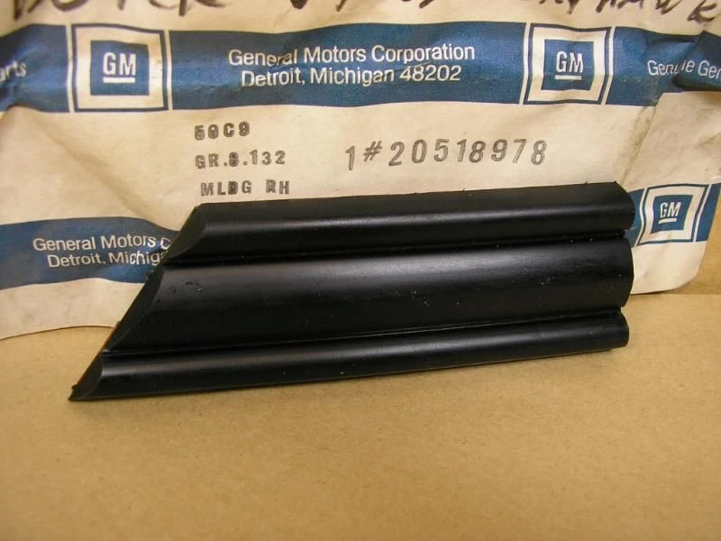 1984 1985 Buick Skylark Front Fender Lower Molding 5 5/8" RH NOS, 20518978 - Image 1 of 1