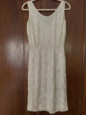 玛丽莲·梦露拥有的白色珠光摆动礼服朋友悉尼吉拉罗夫 — 第 1/4 张图片